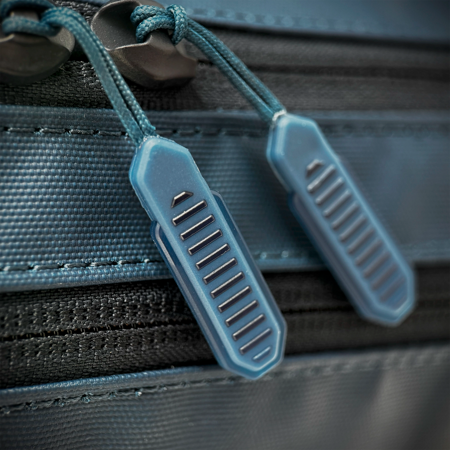 RĀVEN 12L Messenger Bag